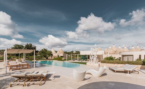 Activities, Amenities, Building Exterior, Main Entrance, Spring, Summer, Wellness