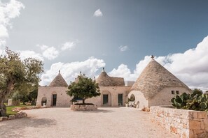 Activities, Amenities, Building Exterior, Main Entrance, Spring, Summer, Wellness
