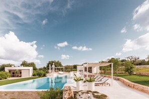 Activities, Amenities, Building Exterior, Main Entrance, Spring, Summer, Wellness