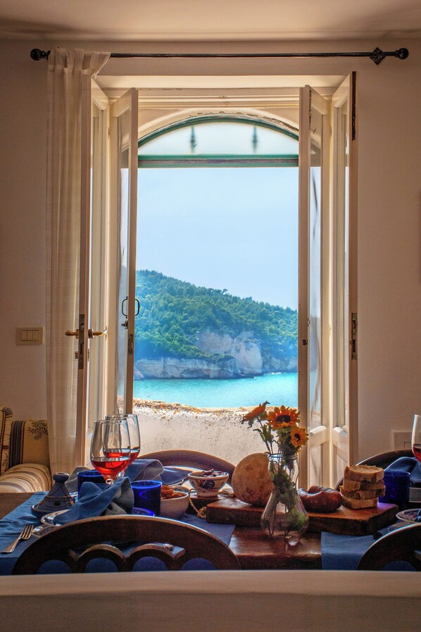 Vista ingresso e cucina