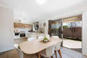 Come together for a shared meal around the dining table, tucking into Mudgee’s fresh local produce.
