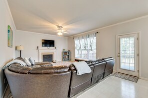 Living Room | Free WiFi | Central Heating & A/C | Smart TV | 1st Floor
