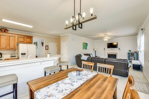 Dining Area | Dishware/Flatware Provided | 1st Floor