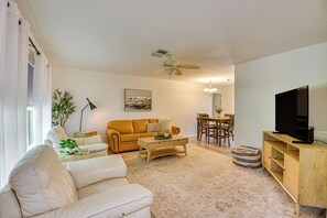 Living Room | Single-Story Home | Free WiFi