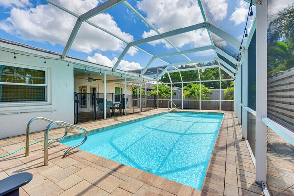 Sarasota Vacation Rental | 3BR | 2BA | 1,559 Sq Ft | 1 Step Required