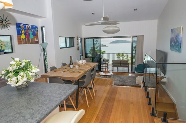 Dining & View Panorama 9