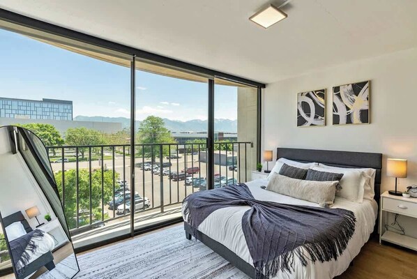 Queen sized bed, and a double layer queen size air mattress (additional linens provided) Fully body mirror and sliding glass doors open!