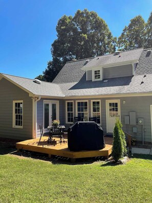 Beautiful outdoor space to lounge/ grill out