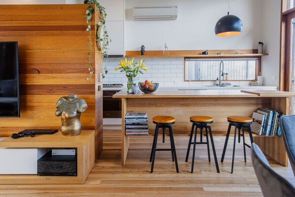 Kitchen and breakfast bar