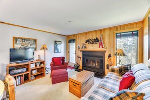 Living Room | Full Sleeper Sofa | Smart TV | Free WiFi