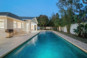 Heated pool, hot tub in a private, tropical setting, 5 mins from Atlantic Ave, 5 mins from the ocean.