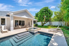 Heated pool, hot tub in a private, tropical setting, 5 mins from Atlantic Ave, 5 mins from the ocean.
