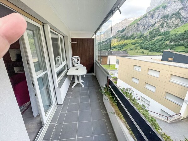 Plante, Propriété, Bâtiment, Fenêtre, Ciel, Design Intérieur, Bois, Mur, Sol, Maison