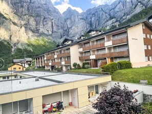 Bâtiment, Montagne, Propriété, Fenêtre, Nuage, Plante, Ciel, Design Urbain, Maison, Quartier