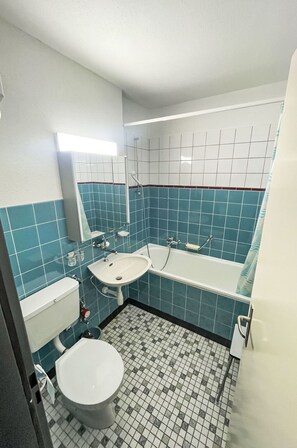 Luminaire Plomberie, Évier, Propriété, Robinet, Miroir, Salle De Bains, Violet, Lavabo, Bâtiment, Sol