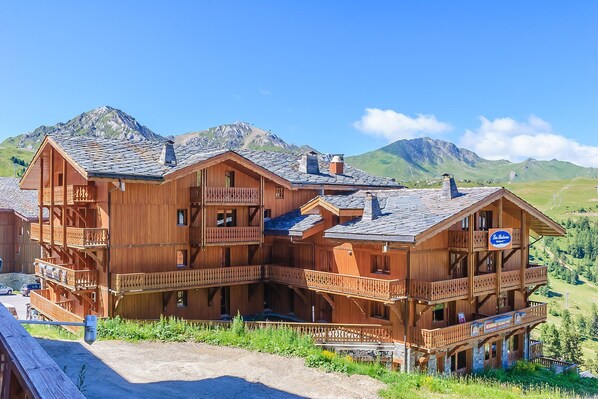 Located in a serene mountain setting, this inviting resort provides a peaceful retreat with vast open skies and breathtaking scenery for a perfect getaway.