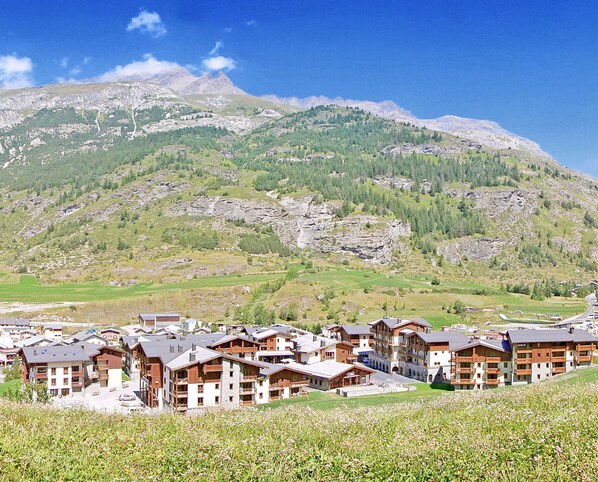 Surrounded by green meadows and towering mountains, this charming lodge invites you to experience the beauty of nature in a peaceful, idyllic setting.