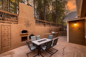 Unwind on the patio, fire up the built-in propane grill, or enjoy a wood-fired pizza oven, outdoor fireplace and seating for 6