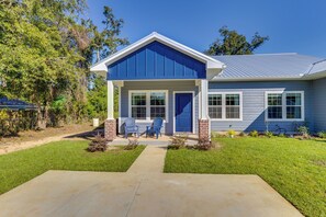 Exterior | Covered Porch | Outdoor Seating
