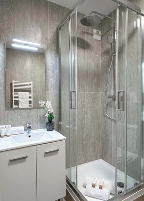 Your showers will never be the same in this well equipped bathroom !