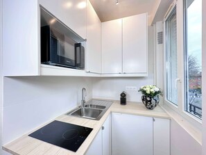 The kitchen is well equipped for a perfect stay !