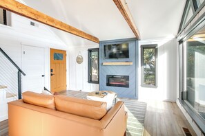 Living Room | Main Level | Free WiFi | Central Heating | Fireplace | Smart TV
