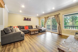 Living Room | Smart TV | Gas Fireplace | Upper Level