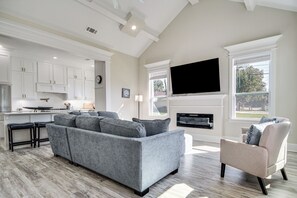 Living Room | Free WiFi | Smart TV | Electric Fireplace