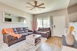 Living Room | Smart TV w/ Cable | Fireplace | Central Heating & A/C | Free WiFi