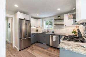 Fully outfitted chef's kitchen