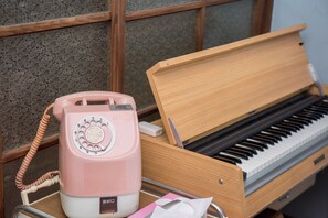 We restored many vintage items for a true Shōwa-era experience.
