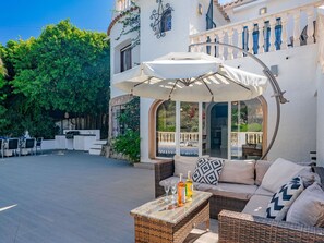 Property, Couch, Sky, Building, Shade, Studio Couch, Outdoor Furniture, Plant, Door, Real Estate