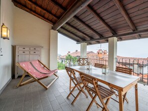 Möbel, Tabelle, Gebäude, Holz, Interior Design, Stuhl, Schatten, Fussboden, Gartenmöbel, Fenster