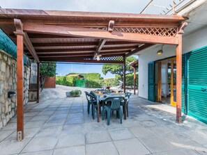 Pflanze, Tabelle, Schatten, Himmel, Interior Design, Fussboden, Holz, Freizeit, Baum, Veranda