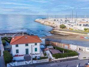 L'Eau, Ciel, Bâtiment, Jour, Nuage, Fenêtre, Bleu Azur, Architecture, Cotiers Et Relief Océaniques, Lac
