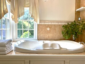 Jacuzzi tub on suite primary bedroom
