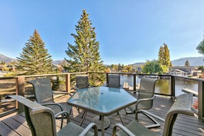 Seating for 6 on the 2nd floor balcony with beautiful views