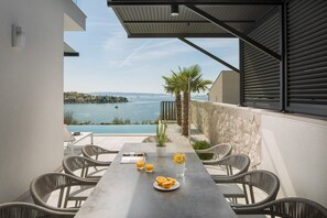 Eine überdachte Terrasse mit einem gemütlichen Essbereich im Freien