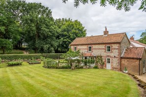 Lavender Cottage: Mature, enclosed garden
