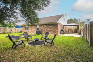 Fenced Backyard | Fire Pit | Gas Grill