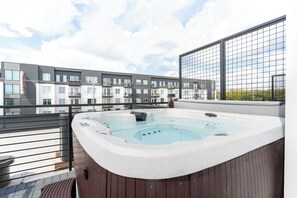 Bañera de hidromasaje al aire libre