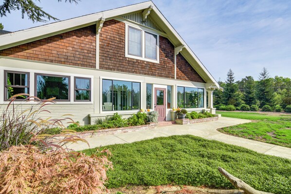 Glenn Vacation Rental | 4BR | 4.5BA | Stairs Required | 3,200 Sq Ft