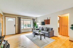 Living Room | Full Sleeper Sofa | Smart TV | Free WiFi | Single-Story Unit