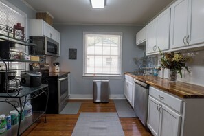 Full kitchen 3