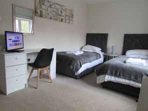 Front twin bedroom