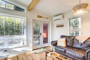 Living Room | Full Sleeper Sofa | Free WiFi | Smart TV