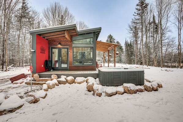 Eagle River Vacation Rental | 1BR | 1BA | 400 Sq Ft | 5 Steps Required