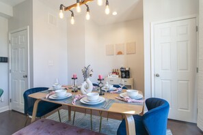 Dining area for 6 with table setup