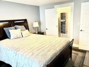 Bedroom #1 w/Queen Bed Tempurpedic Mattress, 55" Smart TV, Alexa Speaker, Walk in Closet and A/C