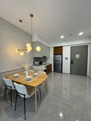 Dining Area & Kitchenette